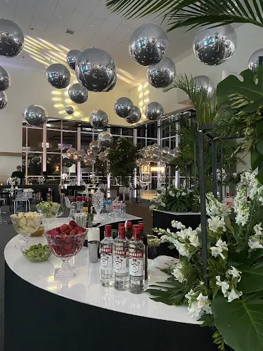 Estrutura de bar decorada para uma celebração elegante