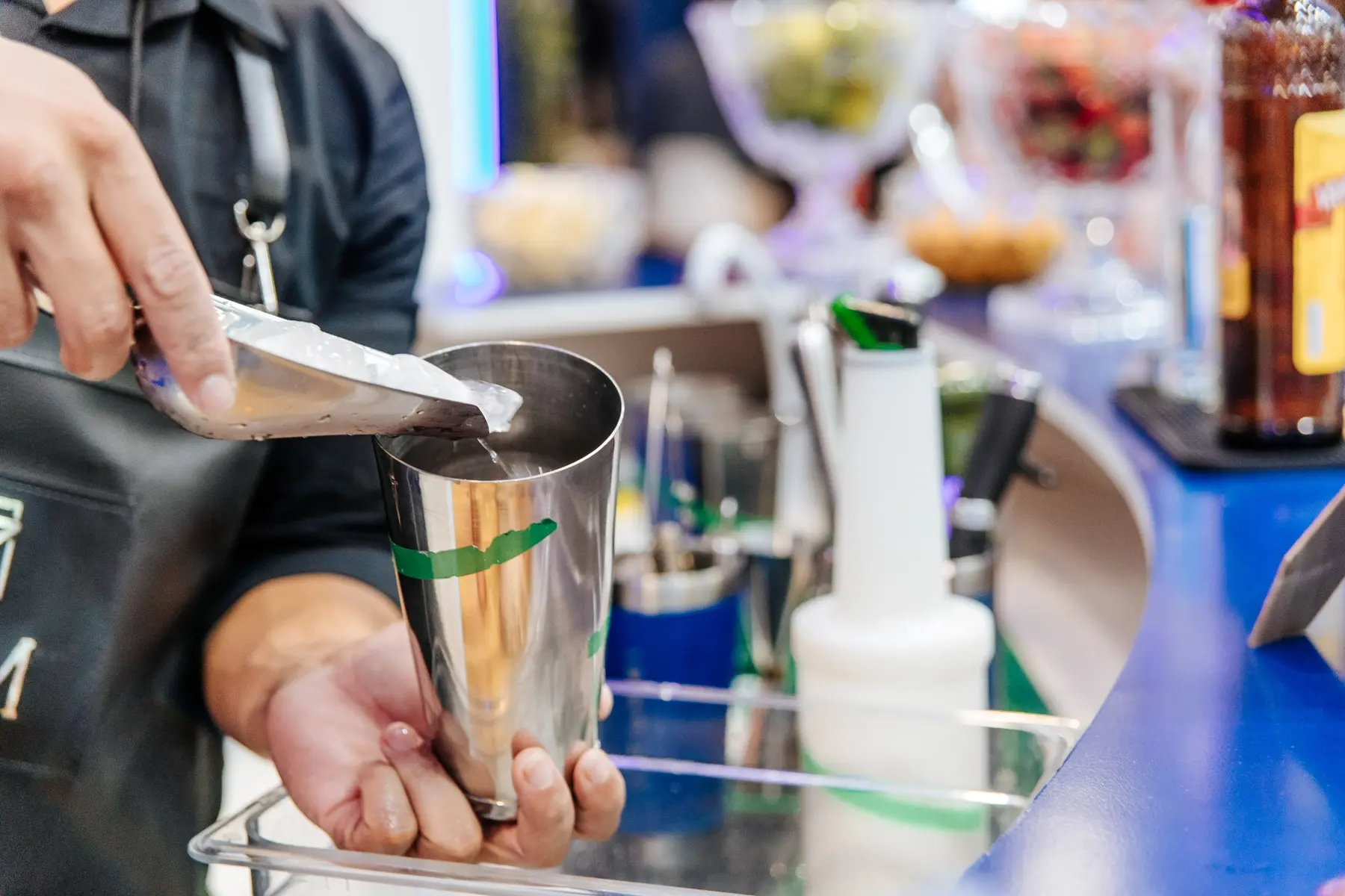 Preparo profissional de coquetel em evento empresarial