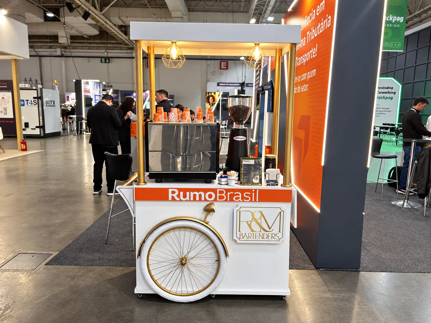 Carrinho de café personalizado da R&M em uma feira corporativa para a Rumo Brasil